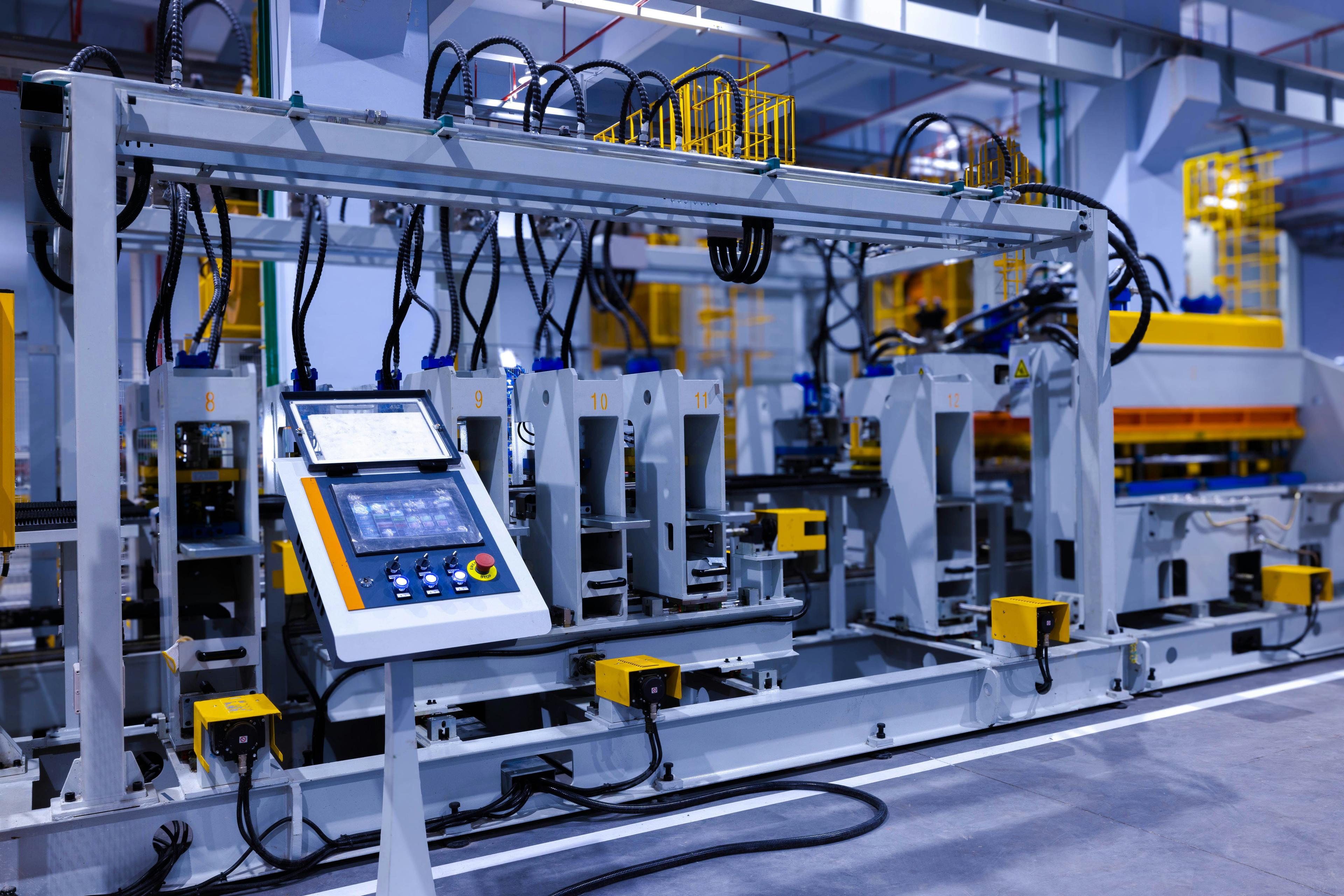 Industrielle Maschinen-Fertigungslinie mit Bedienpanel